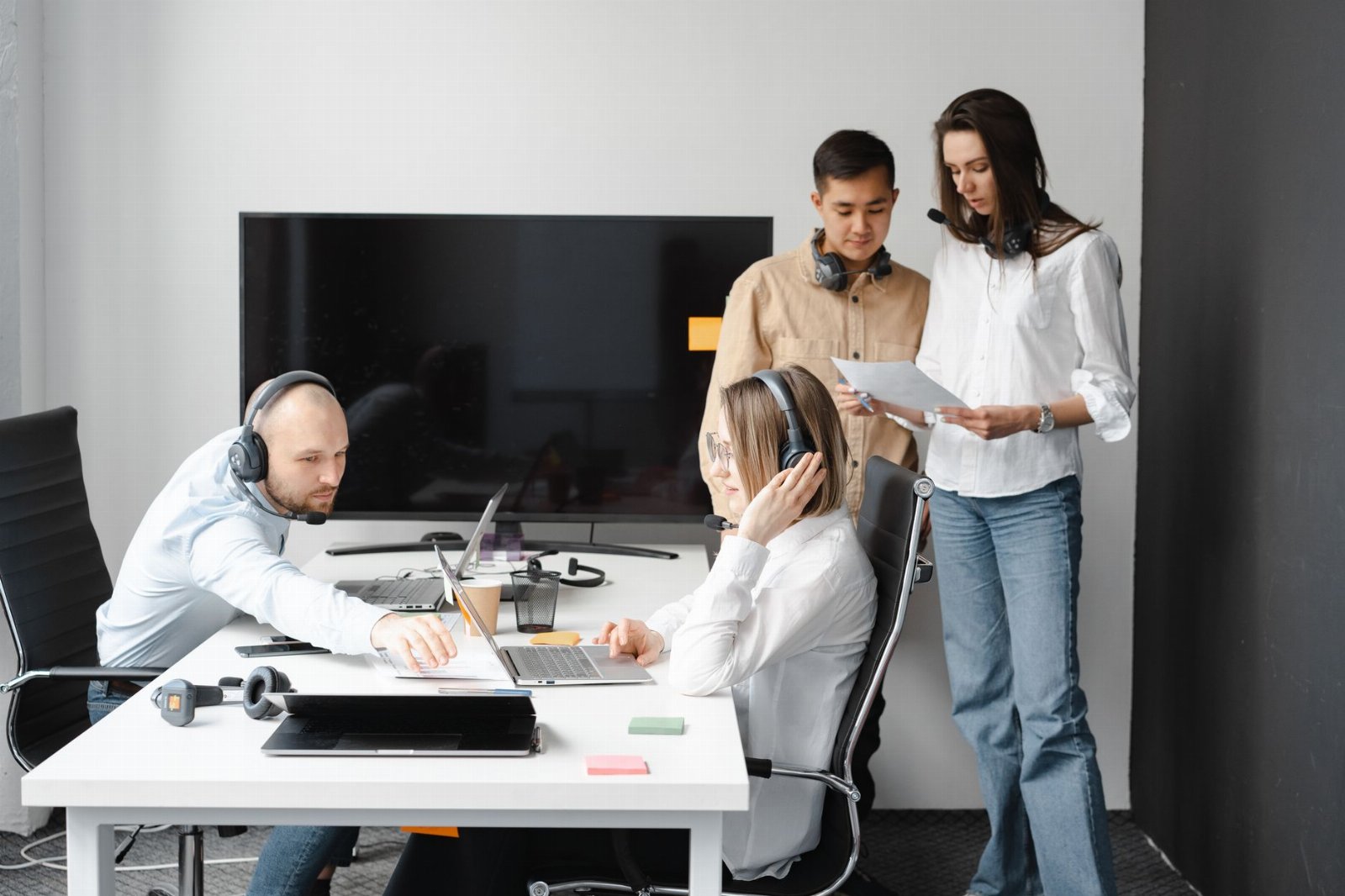 Equipe configurando automação conversacional via WhatsApp Business em laptop e smartphone