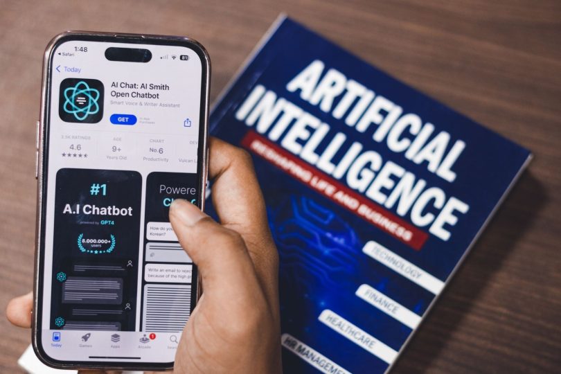 Atendente e cliente interagindo com chatbot em tela, com ícones de privacidade