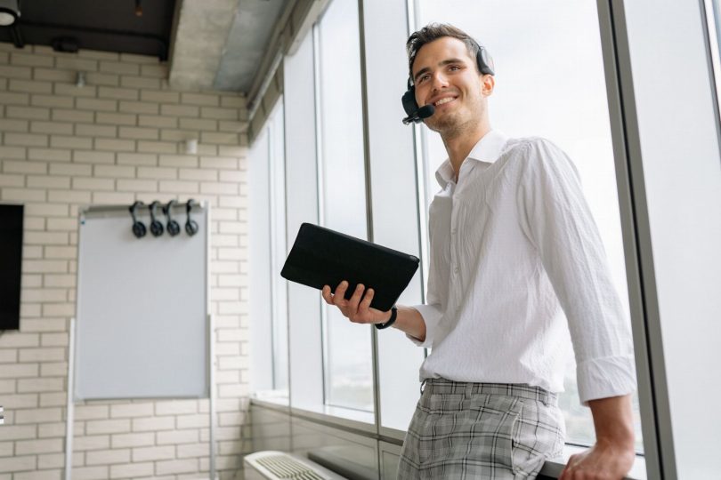 Equipe de atendimento ao cliente trabalhando com assistente de IA e monitoramento de qualidade