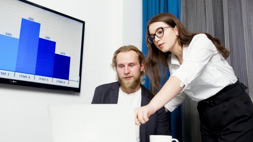 Equipe de marketing usando conteúdo jornalístico licenciado para gerar textos com IA