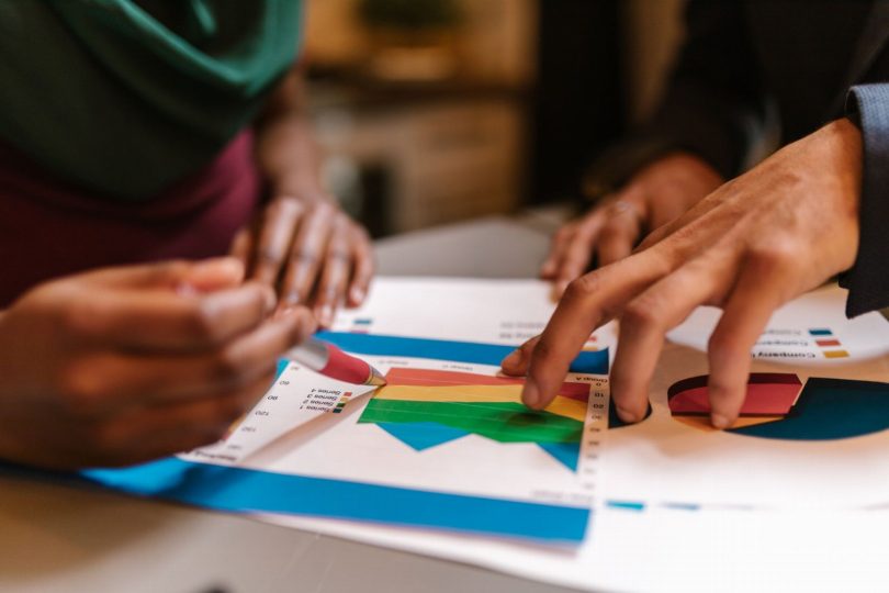Equipe de marketing e TI reunida analisando requisitos de governança e integração de automação
