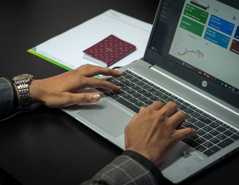 Empreendedor verificando painel do Perfil da Empresa no Google com métricas de tráfego e ações locais