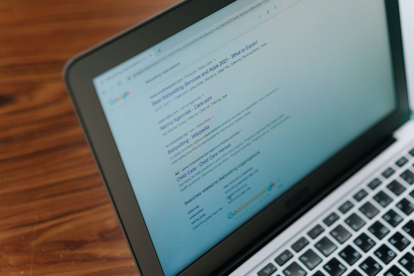 Profissional otimizando imagens e vídeos para melhorar Core Web Vitals e conversão